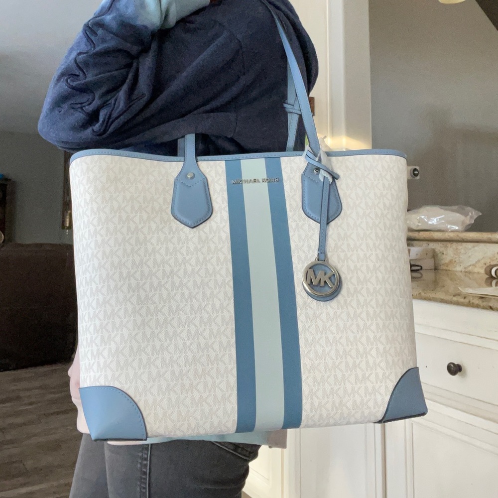 New ๐ mk large tote with clutch - Picture 6 of 9